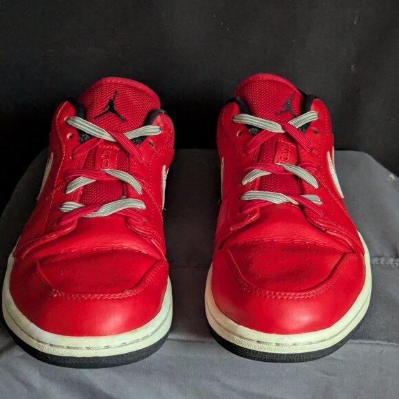 Athletic_Shoes